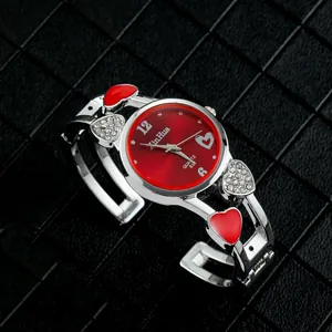 Dettaglio dell'orologio da polso da donna a forma di cuore argento con quadrante rosso
