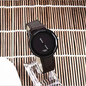 Dettaglio di un orologio di moda con grande quadrante nero e vetro sfaccettato.