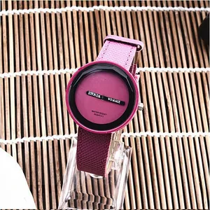 Vista macro dettagliata di un orologio al quarzo magenta con cinturino viola testurizzato