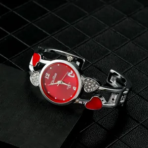 Dettaglio di un orologio da donna a bracciale con quadrante rosso a forma di cuore