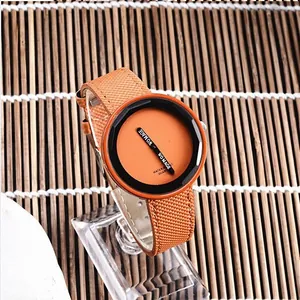 Primo piano di un orologio al quarzo arancione minimalista con cinturino largo e ghiera nera