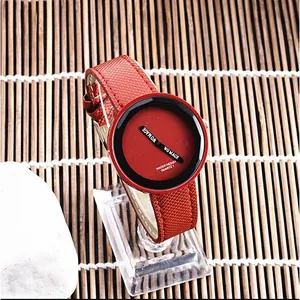 Primo piano di un orologio rosso minimalista con quadrante grande