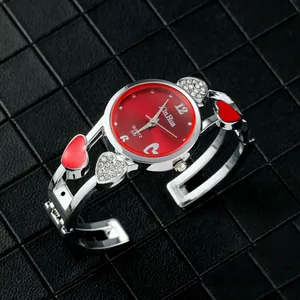 Dettaglio orologio a bracciale con cuori argento, quadrante rosso e cristalli