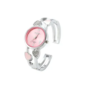 Vista dettagliata di alta qualità di un orologio a bracciale argento con cuori e quadrante rosa