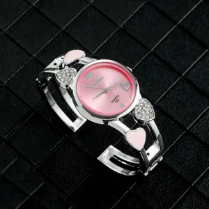 Vista dettagliata di elegante orologio a bracciale in argento con quadrante rosa