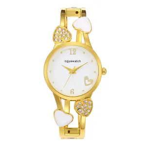 Dettaglio dell'orologio a bracciale dorato da donna con cuori e quadrante ogyawatch