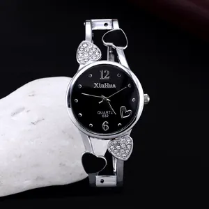 Elegante orologio da polso donna in argento con strass a cuore e quadrante nero.