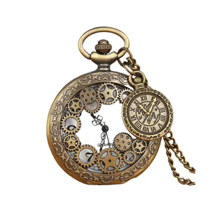 Detailaufnahme einer antiken Bronze-Taschenuhr mit Getriebedesign und Kette