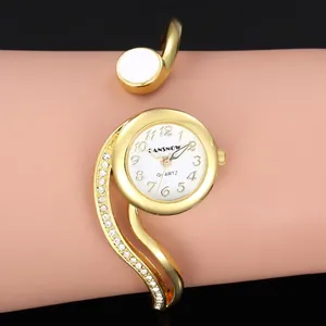Vista dettagliata dell'orologio da donna CANSNOW in oro con cinturino di cristalli