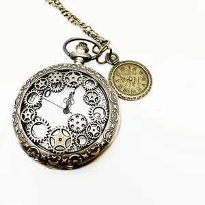 Nahaufnahme einer alten Steampunk-Taschenuhr aus Bronze mit aufwendigem Zahnraddesign