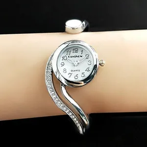 Dettaglio dell'orologio a bracciale CANSNOW in argento con strass e movimento al quarzo