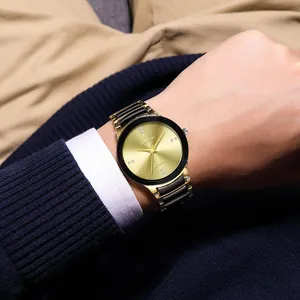 Primo piano di un orologio al quarzo da uomo con quadrante dorato e cinturino in acciaio