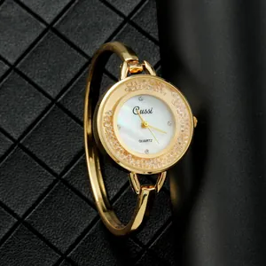 Elegante reloj de pulsera dorado para mujer con movimiento de cuarzo y detalles de cristal