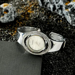 Vista dettagliata dell'orologio al quarzo CANSNOW da donna con lunetta in strass scintillanti