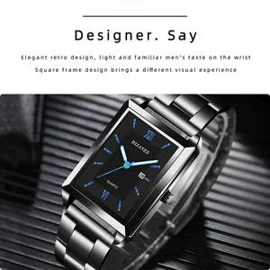 Vista dettagliata di un elegante orologio rettangolare da uomo con quadrante nero e cinturino.