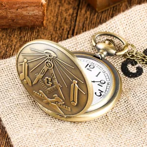 Nahaufnahme einer Vintage Taschenuhr aus Bronze mit Freimaurer-Gravur auf Leinenhintergrund.