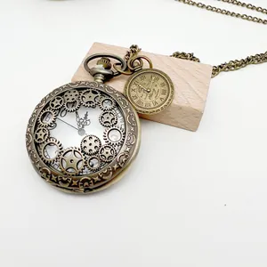 Nahaufnahme einer Retro-Steampunk-Taschenuhr mit Zahnrad- und Kompassanhänger.