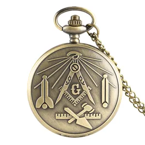 Detaillierte Nahaufnahme einer Taschenuhr aus Bronze mit Freimaurer-Symbolen