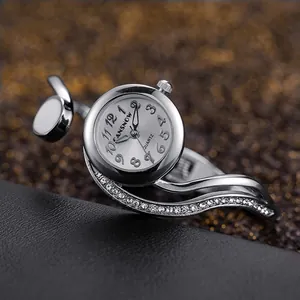 Dettaglio macro dell'orologio a bracciale argento CANSNOW da donna con cristalli eleganti