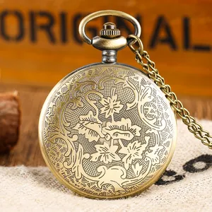 Detailaufnahme einer Vintage-Taschenuhr aus Bronze mit floralem Muster auf dem Gehäuse.