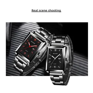 Primo piano di due orologi da uomo DIJANES con quadranti rettangolari neri in acciaio
