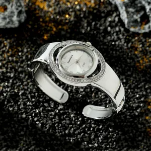Dettaglio macro di un orologio a bracciale CANSNOW argento da donna con lunetta strass.