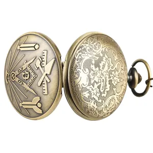 Detaillierte Makroansicht einer bronzenen Taschenuhr mit Freimaurer-Symbolgravuren