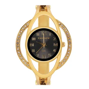 Detail van het elegante gouden armbandhorloge met zwarte wijzerplaat en kristallen accenten