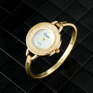 Elegante reloj de pulsera rígida dorada para mujer con bisel incrustado de cristales