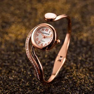 Dettaglio dell'orologio rigido CANSNOW oro rosa con cristalli su sfondo testurizzato