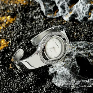 Primo piano dell'orologio CANSNOW in argento che mostra la lunetta con strass scintillanti.