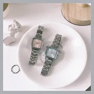Montre pour femme à cadran carré minimaliste avec bracelet en acier argenté