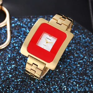 Dettaglio ravvicinato dell'orologio al quarzo quadrato CANSNOW vintage oro con ghiera rossa