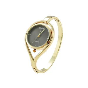 Vista macro detallada del diseño del brazalete dorado y la esfera gris del reloj CUSSI