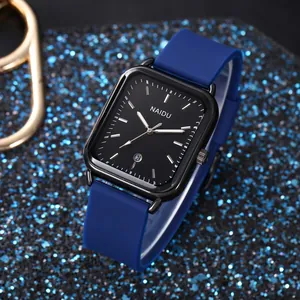 Vista dettagliata di un orologio al quarzo rettangolare con cinturino in silicone blu