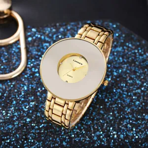 Dettaglio ravvicinato dell'orologio al quarzo dorato CANSNOW con quadrante di lusso minimalista