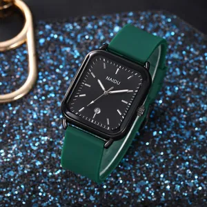 Primo piano di un orologio al quarzo rettangolare con cinturino in silicone verde.
