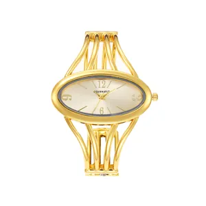 Détail d'une montre bracelet pour femme dorée avec cadran marquise signée Ogyawatch