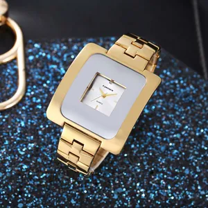 Dettaglio dell'orologio al quarzo quadrato CANSNOW oro con quadrante bianco e cinturino in metallo