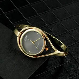 Elegante reloj de brazalete dorado para mujer con esfera gris