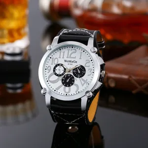 Dettaglio dell'orologio da uomo stile punk hip-hop con grande quadrante rotondo e cinturino.