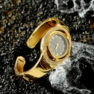 Primo piano dell'orologio rigido CANSNOW da donna dorato con lunetta in strass