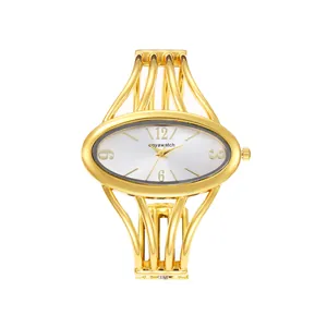 Gros plan d'une montre bracelet pour femme en or avec cadran ovale marquise et mouvement à quartz