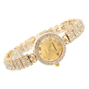 Dettaglio ravvicinato di un orologio dorato da donna di lusso impreziosito da strass