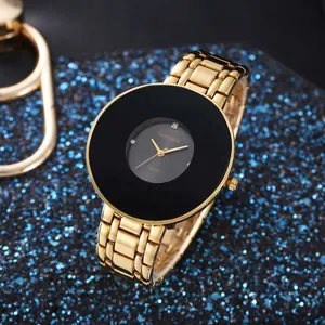 Primo piano dell'orologio al quarzo dorato CANSNOW con un grande quadrante nero minimalista
