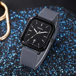 Dettaglio di orologio al quarzo rettangolare con cinturino in silicone grigio e quadrante nero