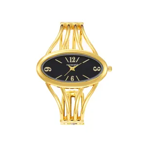 Gros plan sur une élégante montre bracelet dorée pour femme avec cadran noir en forme de marquise