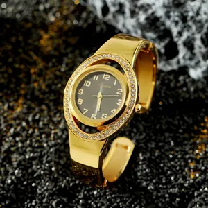 Vista dettagliata dell'orologio a bracciale dorato CANSNOW da donna con castone ovale con strass