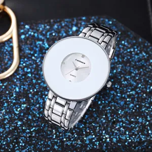 Primo piano dell'orologio al quarzo minimalista CANSNOW con quadrante bianco e cinturino