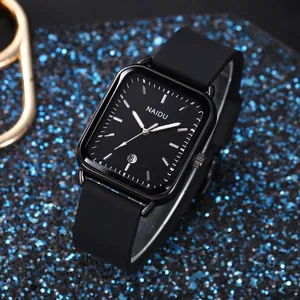 Primo piano di un elegante orologio al quarzo rettangolare nero con cinturino in silicone.